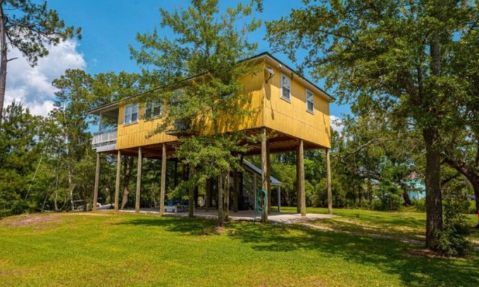 Shoreline Park House | Spacious Waterfront Treehouse W/Boat Dock