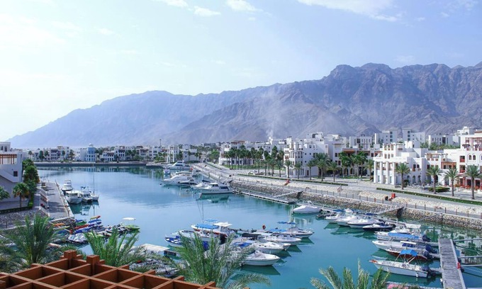 As Sifah Apartment | Spacious Waterfront Elegance