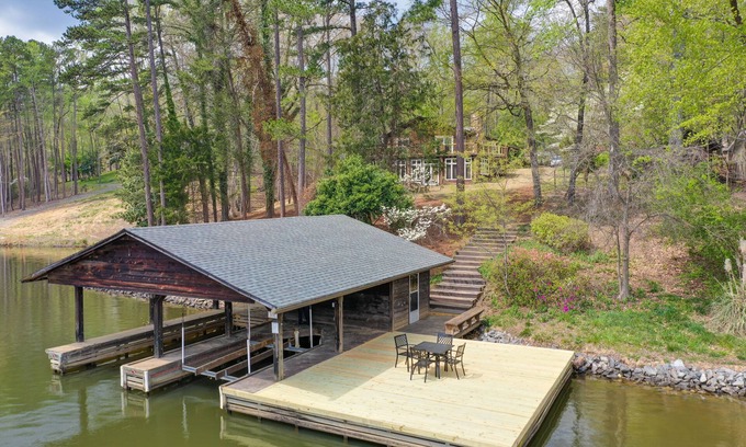 Leasburg House | Spacious Waterfront Hyco Lake Retreat w/Dock!