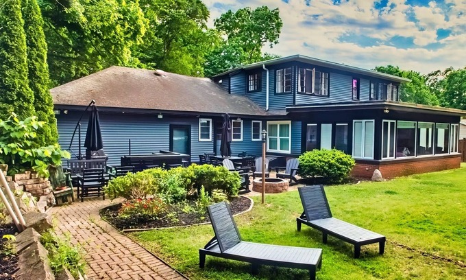Armstrong House | Spacious Waterfront Lake House. Sleeps 8! 4 BDR/4.5 BTH. Private Dock & Canoes.