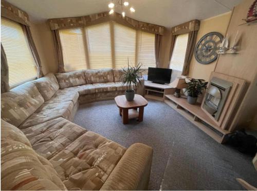 Great Yarmouth Resort | Spacious & welcoming 6th Berth Caravan California Cliffs Holiday Park, Norfolk Coast