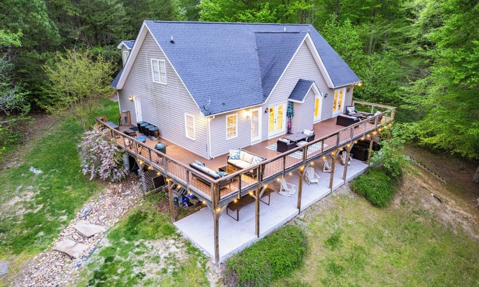 Leasburg House | Spacious, Well-Appointed 6 Bedroom Hyco Lake House - Hot Tub - Great Views