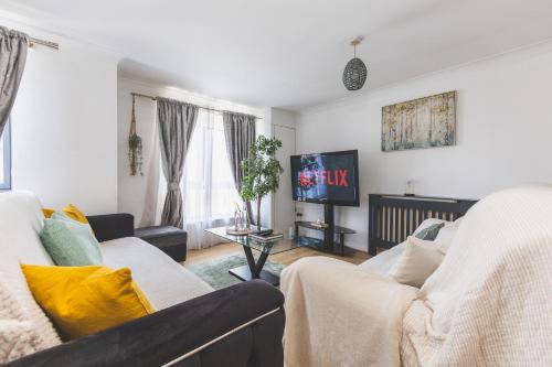 Preston Apartment | Spacious Wembley Flat Comfy Beds 2 Baths 1 Parking