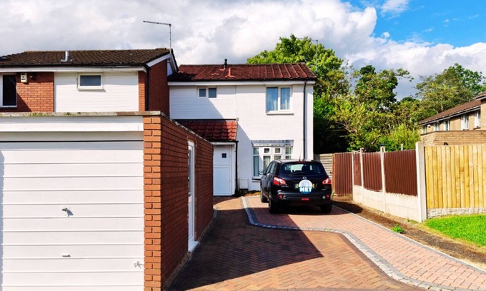 Telford House | Spacious White House with parking, garden, Wi-Fi