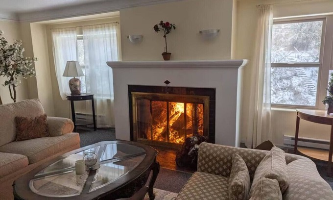 Gaston Cabin | Spacious Wine Country Lodge | Indoor Fireplace & Free Parking
