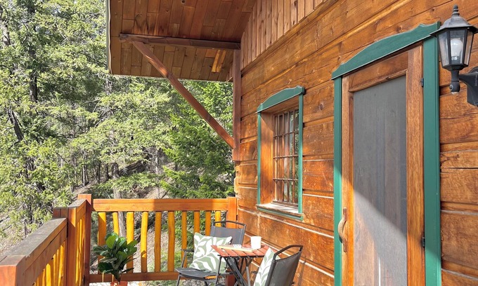 East Kootenay Hotel | Spacious Wood-Inspired Retreat | Sleeps 4 Comfortably