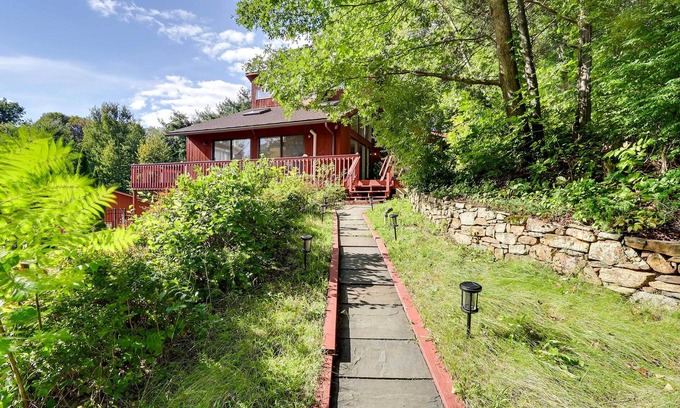 Woodbury House | Spacious Woodbury Home w/Pool + Hot Tub!