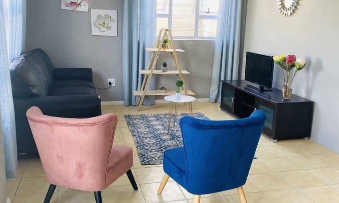 Eikenbosch Apartment | SpaciousTrendy#CentralWinefarms#Mall#Wifi#Parking