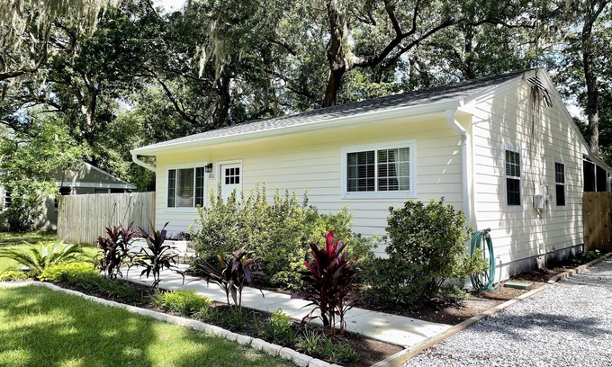 Port Royal Cottage | Spanish Moss Cottage: pet friendly getaway on the beautiful Spanish Moss Trail!
