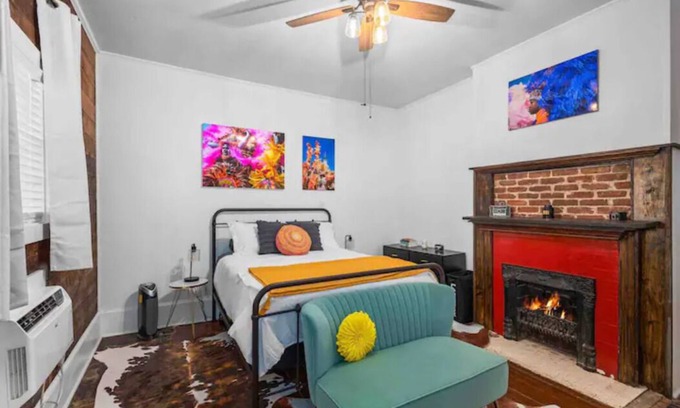 Spanish Town Historic District Apartment | Spanish Town Revival Upscale Downtown Retreat