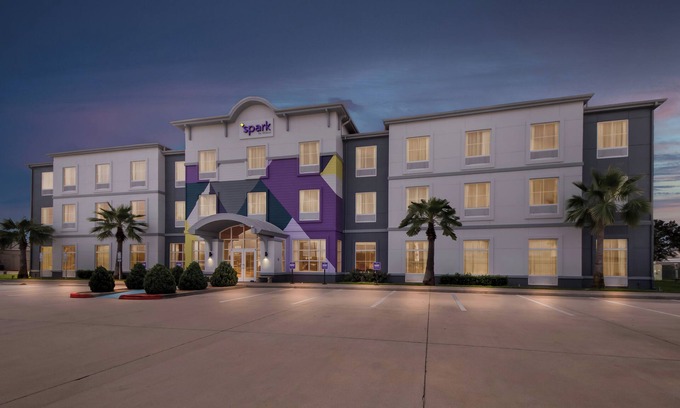 Victoria Hotel | Spark by Hilton Victoria