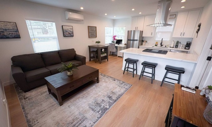 Burbank Apartment | Sparkling First Floor Burbank Home - near to all Burbank & Hollywood Attractions!