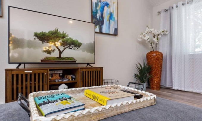Barker House | Sparkling Springs - King Bed, Beauty, Charming, Family Fun