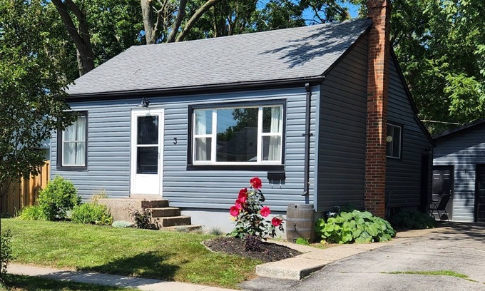 York - Haig House | Sparkly Basement Apartment - 1 BR