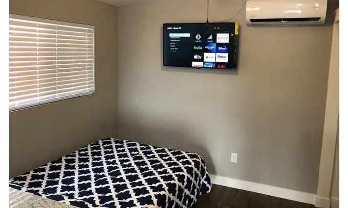 Sunrise Manor Apartment | Spcs & Comfy 1 Bdrm 1 Bed Vacay Studio Free Parkin