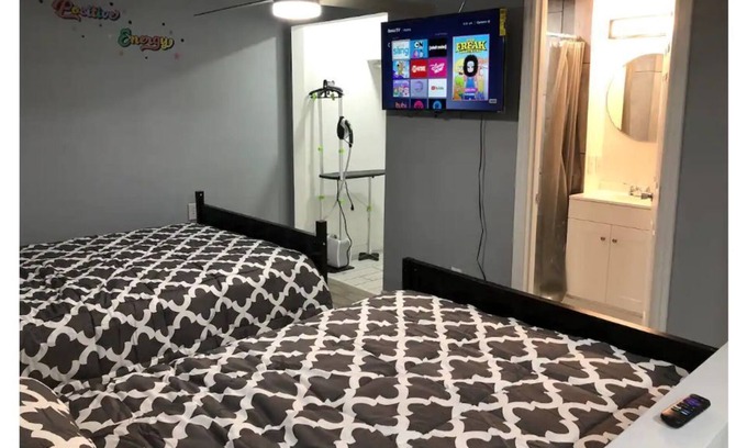 Sunrise Manor Apartment | Spcs & Comfy 1 Bdrm 2 Bed Vacay Studio Free Parkin