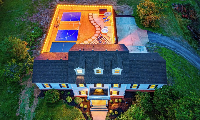 Shelbyville House | Speakeasy, Hot Tub, Theater, Pickle Ball, Sleeps 20