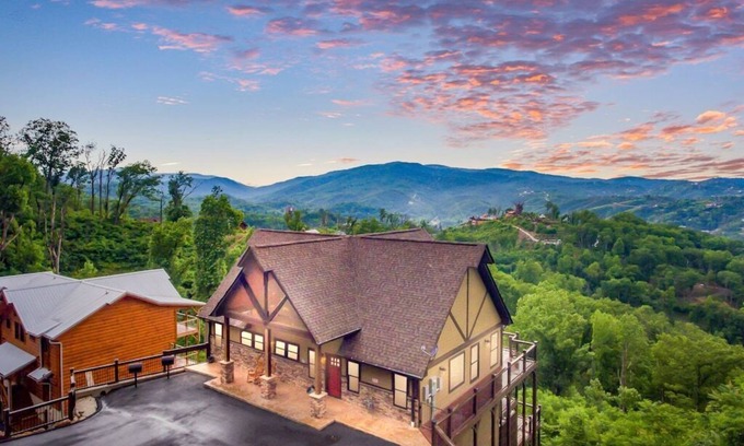 Gatlinburg Cabin | Special Discounts! Family Escape!