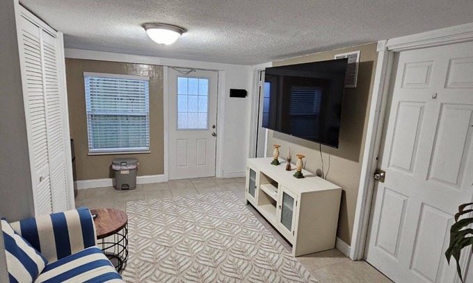 Hampton Homes Apartment | SPECIAL RATES Merritt Island, Port Canaveral, USSSA - Private One bedroom Suite