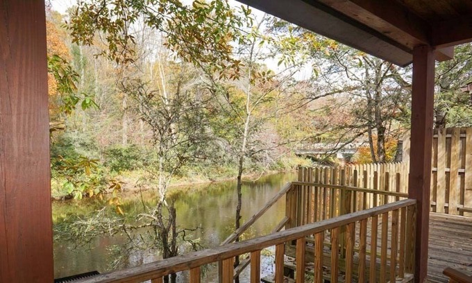 Cherokee Cabin | SPECIAL *Sept. 13th- Oct. 4th 20% off* Ol'Smoky Log Cabin on the River Unit 4