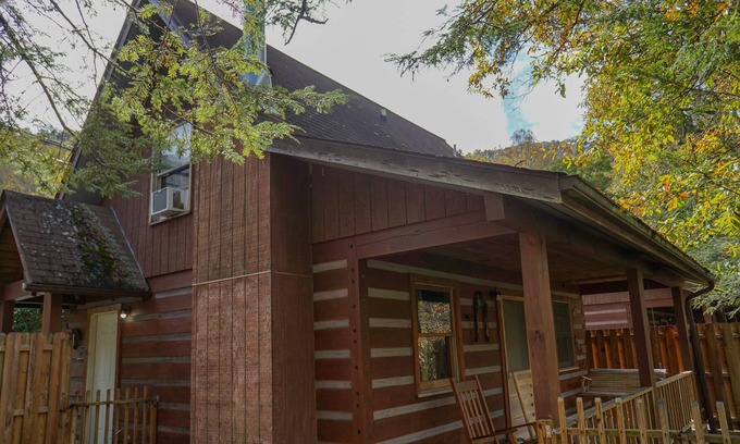 Cherokee Cabin | SPECIAL *Sept. 13th- Oct. 4th 20% off* Ol'Smoky Log Cabin on the River Unit 5