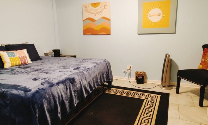 Evanston Apartment | Special Skevanston Space 2mi to Northwestern University & beach