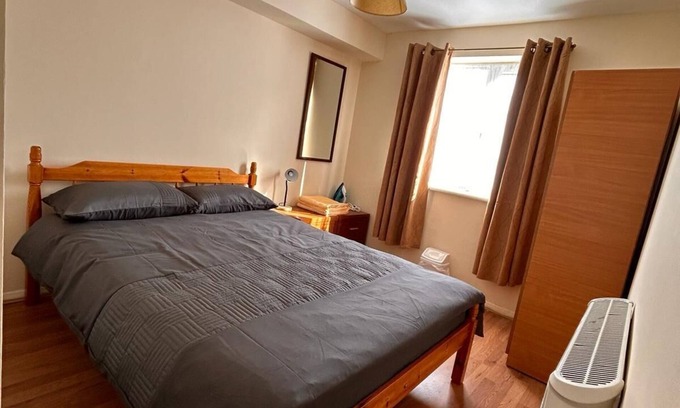 Goodmayes Apartment | specious 1 Bed Apartment with parking & free wifi 5 minute Goodmayes station