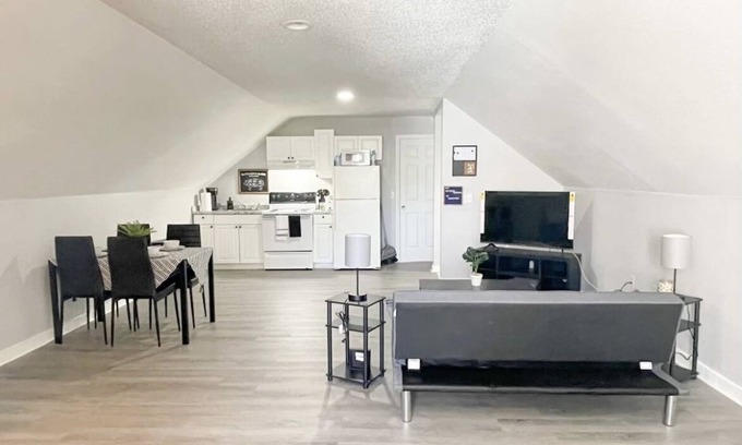 Florence Apartment | Specious 1 bedroom apartment w/free wifi & parking
