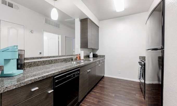 Marina del Rey Apartment | Specious 2 bdr in MDR with Balcony,Free Parking