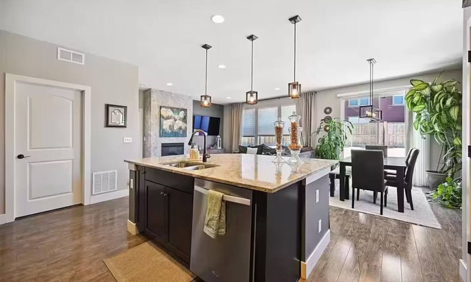 Aurora House | Specious Home 4 bedroom house Near DIA