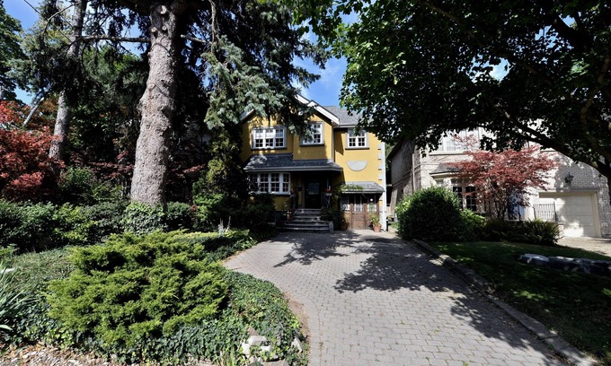 East York Apartment | Specious one bedroom apartment in upscale neighbourhood in Leaside Toronto.