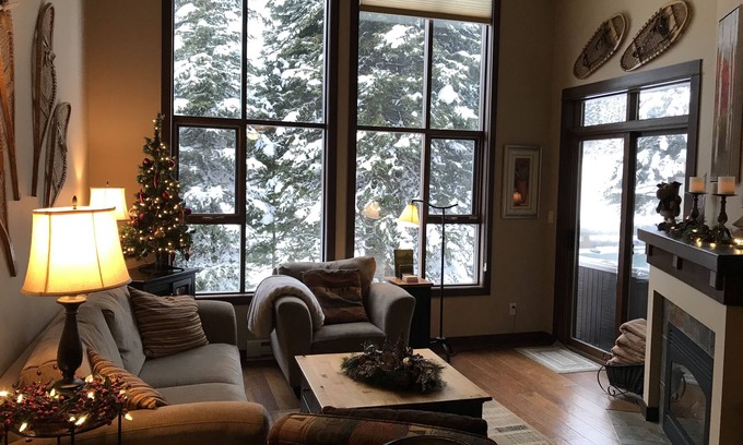 Sun Peaks Condo | Spectacular 3 Bdrm [2 Bdrm+loft], 2BA, Ski-in/ski-out, Hot tub & Amazing Views