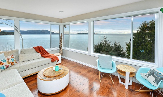 Mill Bay House | Spectacular 3 Bedroom Cottage on Saanich Inlet