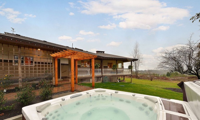 Saanichton House | Spectacular 3 Bedroom Country Estate With Amazing Views And Hot Tub