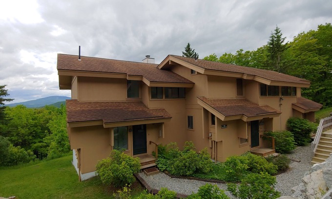 Bromley Mountain Condo | Spectacular 50 Radius Year Round Mountain View - 3+ Bedroom Townhouse
