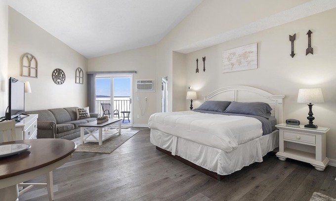 Traverse City Condo | Spectacular Beach Front View (310)