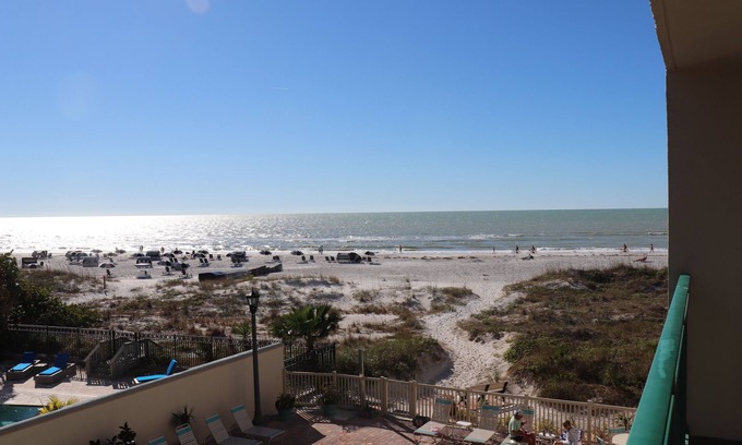 Belle Vista Condo | Spectacular Beachfront Condo-Private Beach/No Fees