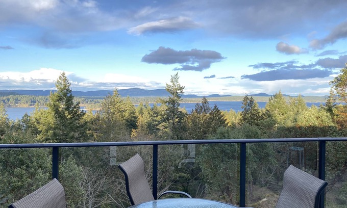 Salt Spring Island House | Spectacular 180° Ocean & Island Views – Your All-Season Escape!