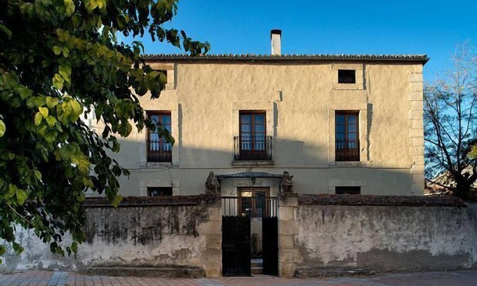 Alameda del Valle Cottage | Spectacular Historic House Pharmacist's House for 12 people