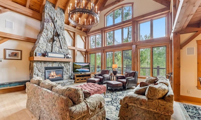 Three Peaks House | Spectacular home close to slopes, private hot tub,