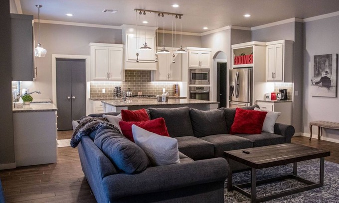Norman House | Spectacular home near OU campus, museums, baseball, soccer, tennis, and arena.
