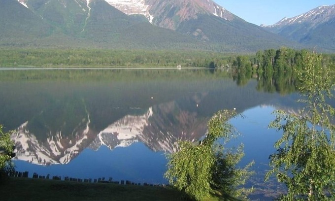 Smithers House | Spectacular Lake Front Log Cabin