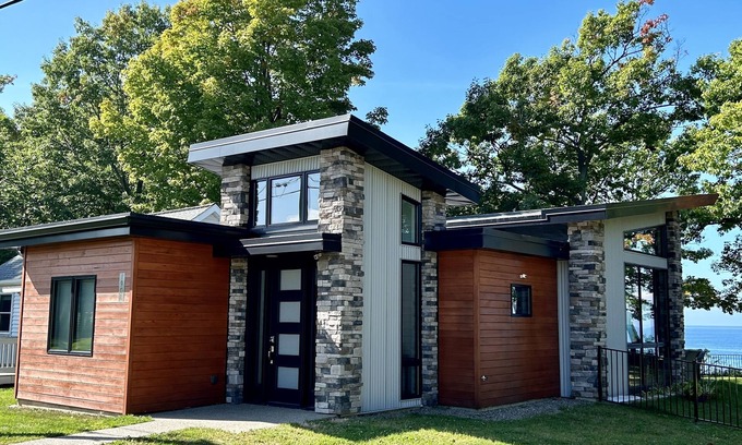 Silver Creek Cottage | Spectacular Lakehouse on water. Family friendly-lots of room. Close to Beaches!