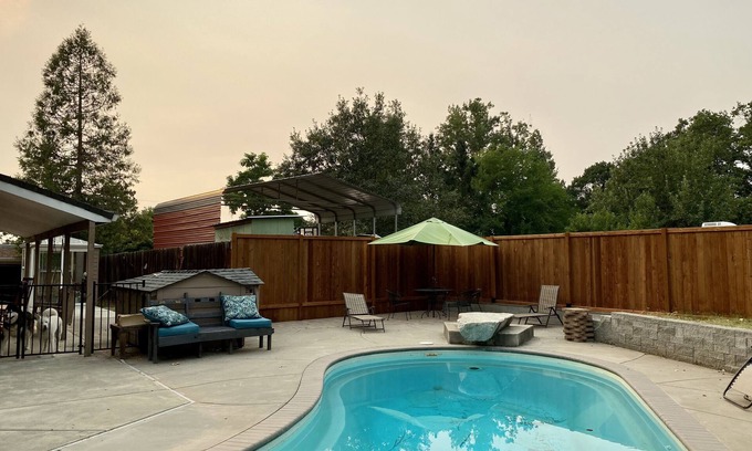 Central Point House | Spectacular large custom home with a pool!