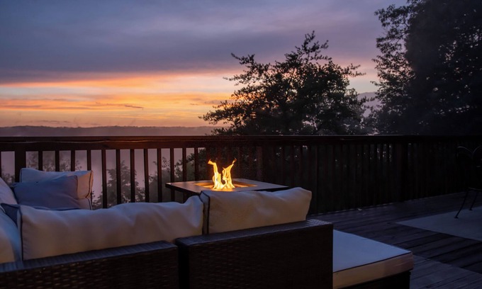 Monteagle House | Spectacular Mountain & Sunset Views! Spacious Home Sleeps 12! Ping Pong/Hot Tub!