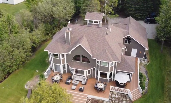 Mullett Lake House | Spectacular Mullett Lakefront Vacation Home