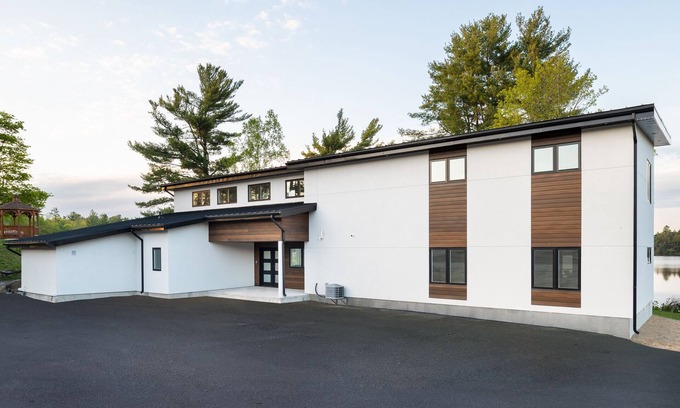 Foley House | Spectacular Muskoka Lakehouse near Oastler Provincial Park and Rose Point Trail