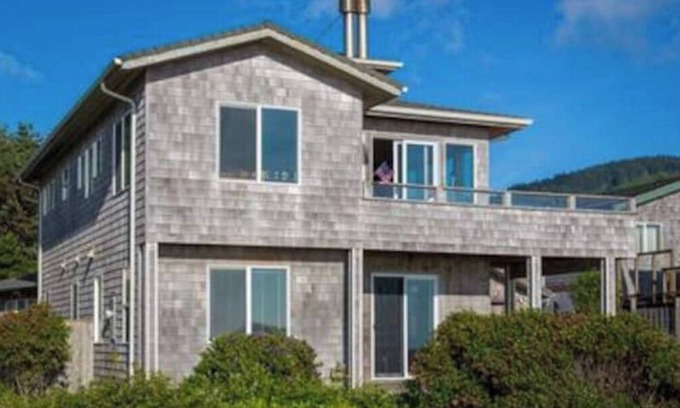 Yachats House | Spectacular oceanfront, dog-friendly home located in the heart of Yachats.