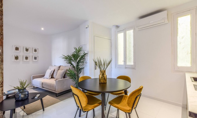 Las Acacias Apartment | Spectacular renovated designer apartment