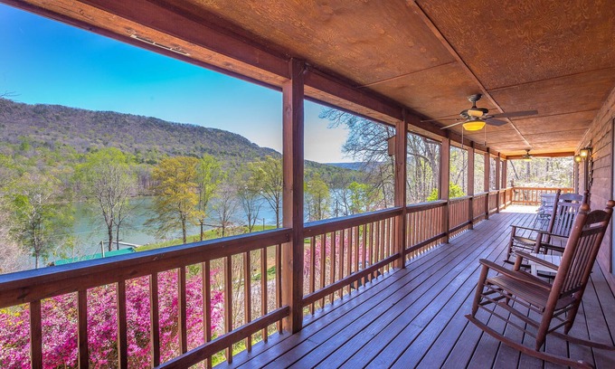 Chattanooga Cabin | Spectacular River & Mountain Views Spacious Lodge on TN River Gorge, Chattanooga